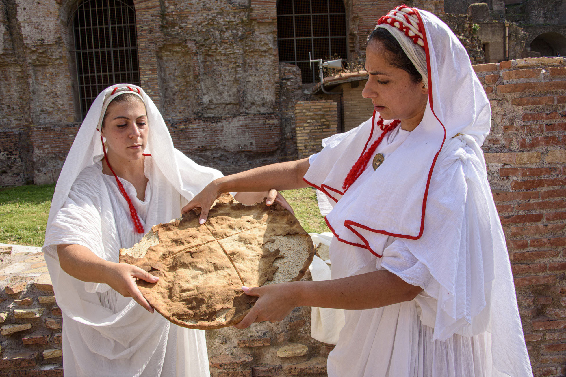 Rito delle Vestali della mola salsa al Colosseo