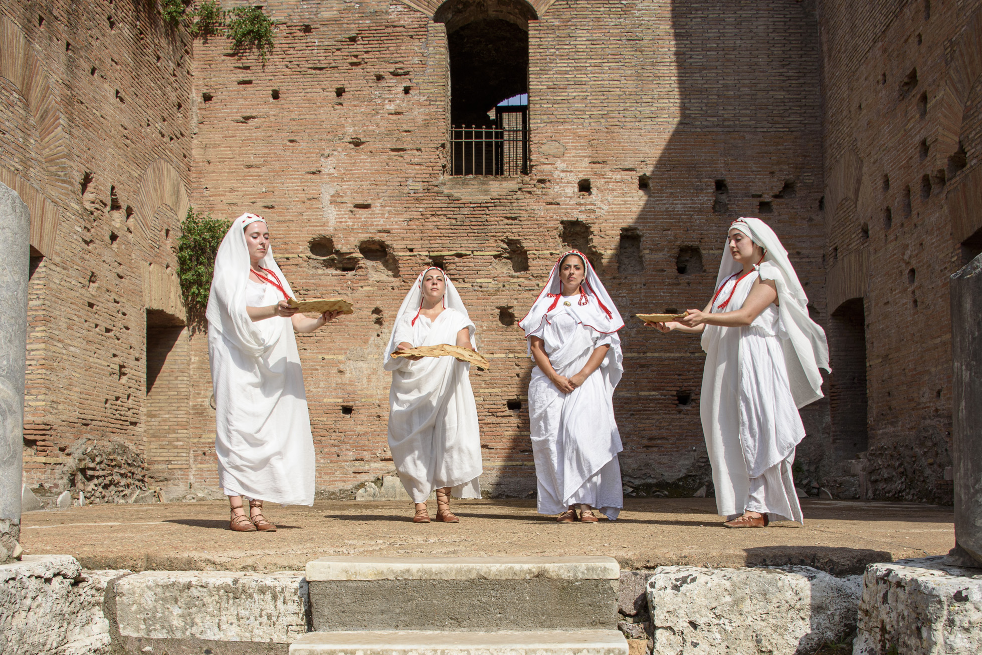 Rito delle Vestali della mola salsa al Colosseo